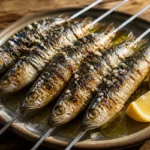 Deliciosos espetos de sardinas a la brasa servidos en la playa
