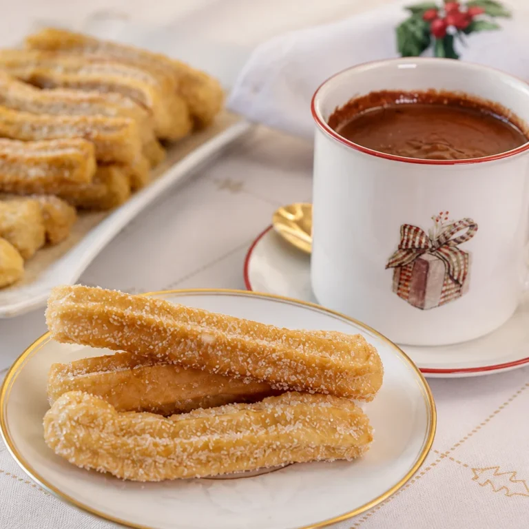 Delicious Churros Caseros Crujientes con Chocolate Espeso served hot for a delightful dessert.